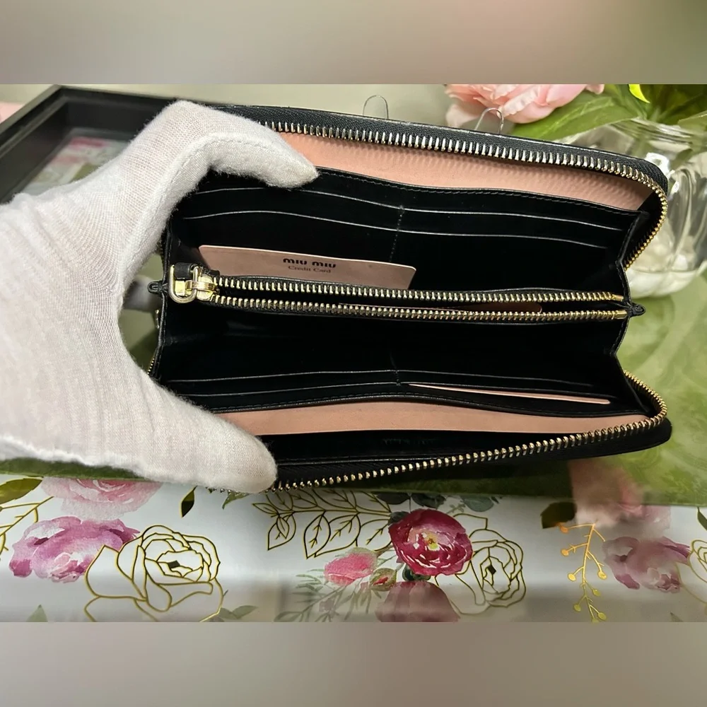 Miu Miu elegant black
